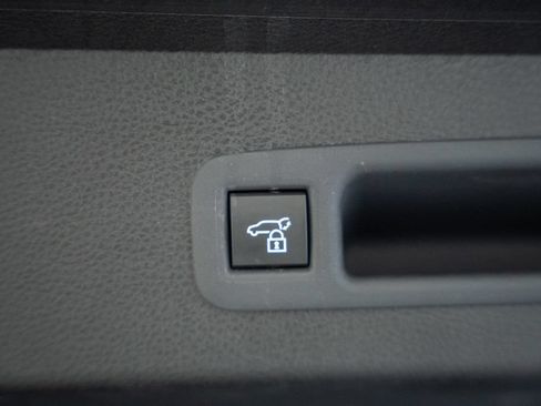 Used 2025 Toyota Sienna XLE FWD image 11