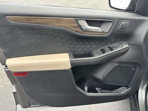 Used 2020 Ford Escape Titanium image 9