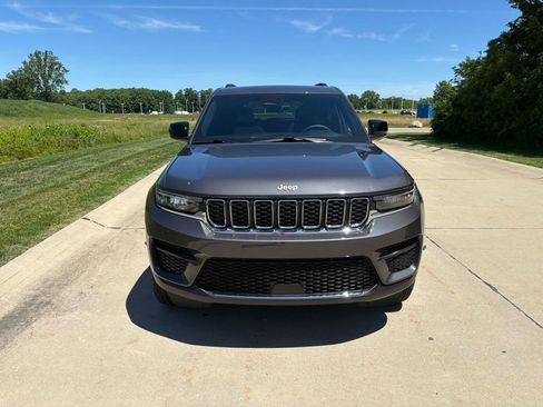 Used 2025 Jeep Grand Cherokee Laredo X AWD/4WD image 12