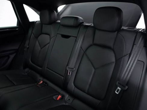 Certified 2025 Porsche Macan AWD/4WD image 30