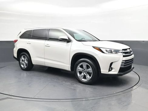Used 2019 Toyota Highlander Limited FWD image 2