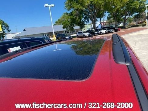 Used 2025 Chrysler Pacifica Limited image 2