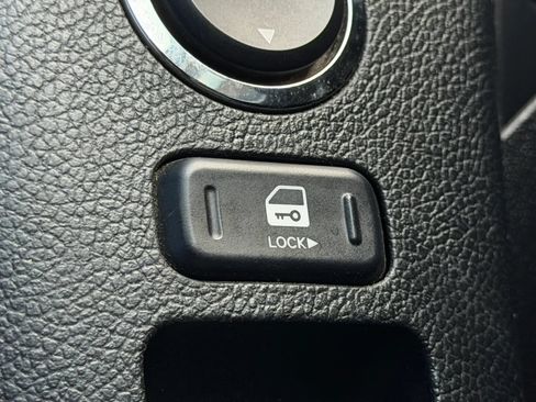 Used 2010 Hyundai Genesis 3.8 RWD image 31