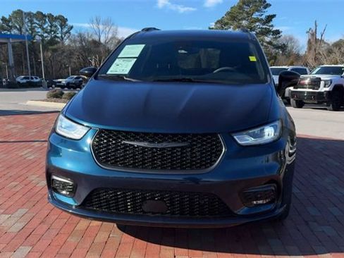 Used 2023 Chrysler Pacifica Limited w/ S Appearance Package image 6