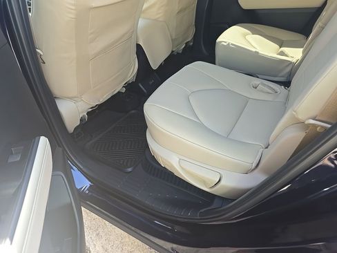 Used 2025 Toyota Highlander XLE image 10