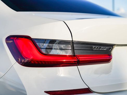 Used 2021 BMW 330e 330e w/ M Sport Package image 9