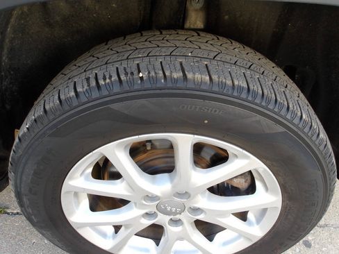 Used 2015 Jeep Cherokee Latitude w/ Comfort/Convenience Group FWD image 38