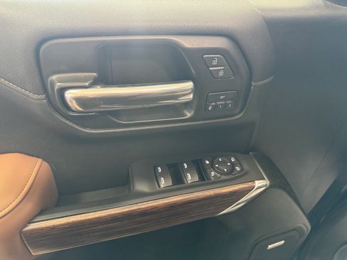 Used 2021 Chevrolet Silverado 1500 High Country w/ Technology Package image 18