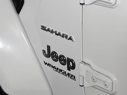 Used 2018 Jeep Wrangler Unlimited Sahara w/ Uconnect 4C Nav & Sound Group image 24