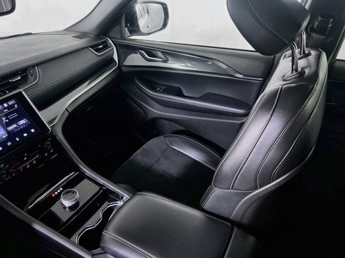 Used 2023 Jeep Grand Cherokee Altitude AWD/4WD image 23