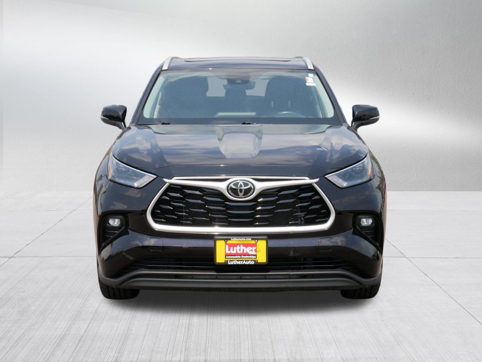 Used 2022 Toyota Highlander XLE AWD/4WD image 2