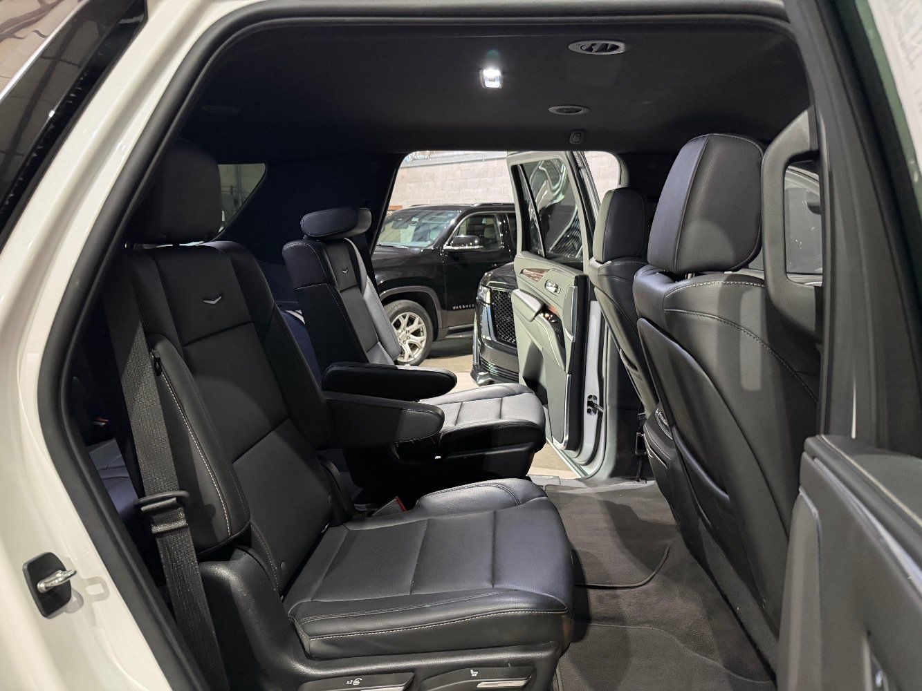 Used 2022 Cadillac Escalade Luxury AWD/4WD image 22
