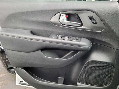 Certified 2025 Chrysler Pacifica Select image 14