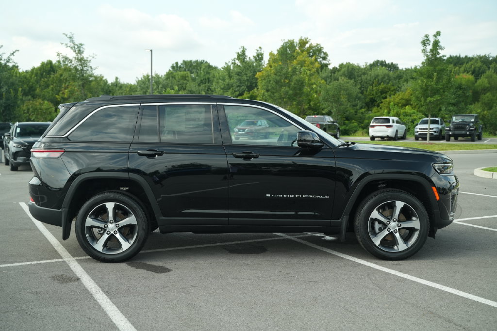 New 2026 Jeep Grand Cherokee Limited w/ MOPAR Finishing Package AWD/4WD image 8