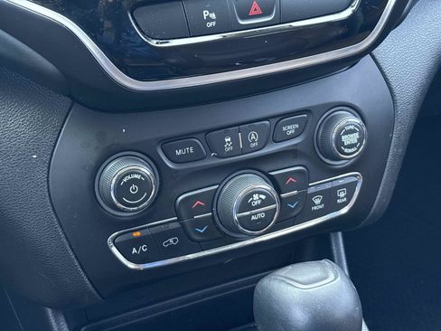 Used 2019 Jeep Cherokee Overland FWD image 26