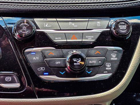 Used 2024 Chrysler Pacifica Limited FWD image 22