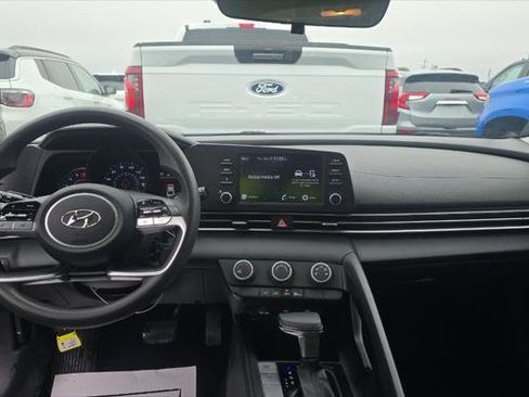 Used 2021 Hyundai Elantra SE FWD image 14