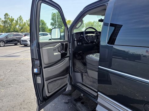 Used 2017 Chevrolet Express 2500 RWD image 37