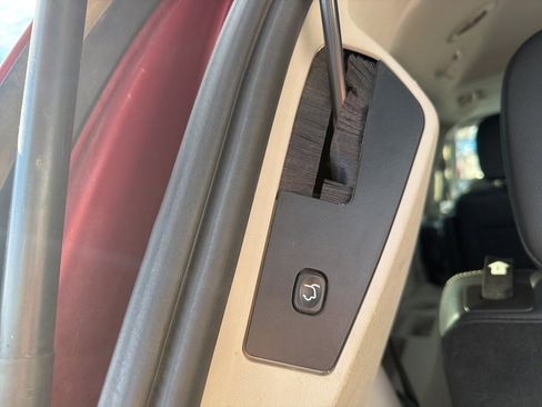 Used 2016 Chrysler Town & Country Touring-L image 13