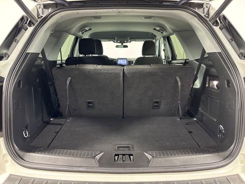 Used 2024 Ford Explorer XLT RWD image 32