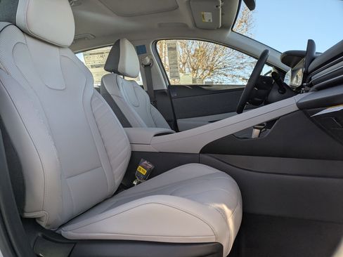 Certified 2025 Hyundai Elantra Limited FWD image 9