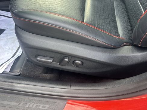 Used 2020 Kia Niro Touring SE image 8