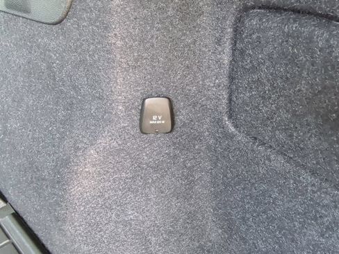 Used 2025 Volvo XC40 B5 Plus AWD/4WD image 38