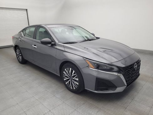 Used 2025 Nissan Altima 2.5 SV FWD image 13