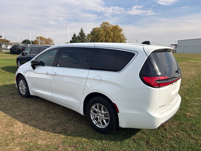 Used 2026 Chrysler Pacifica Select FWD image 5