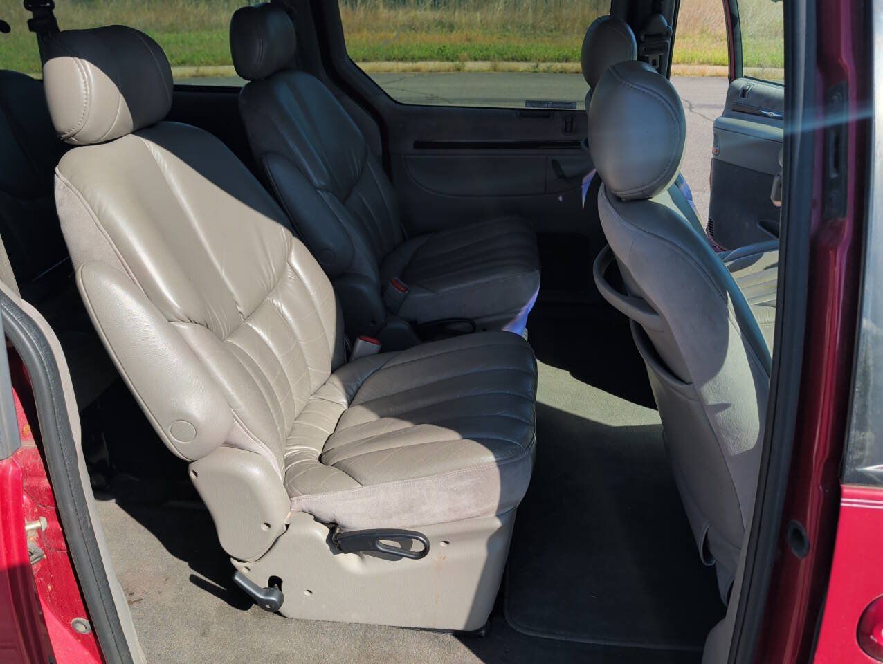 Used 1999 Chrysler Town & Country Limited FWD image 25