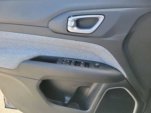Used 2024 Jeep Compass Latitude AWD/4WD image 18