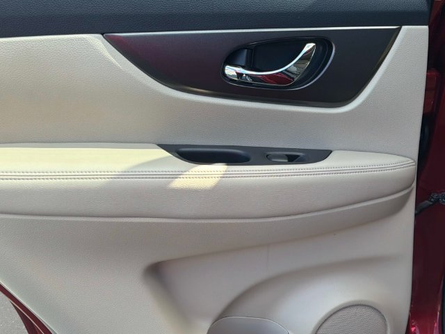 Used 2016 Nissan Rogue S w/ Appearance Package FWD image 11
