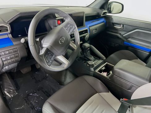 Certified 2025 Toyota Tacoma TRD Off-Road AWD/4WD image 9