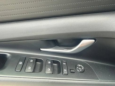 Used 2024 Hyundai Elantra SE FWD image 12