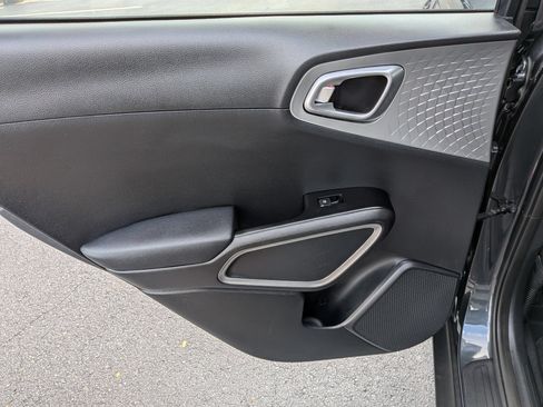 Used 2025 Kia Soul LX w/ LX Technology Package FWD image 26