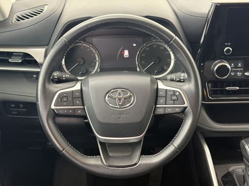 Used 2025 Toyota Highlander LE FWD image 11