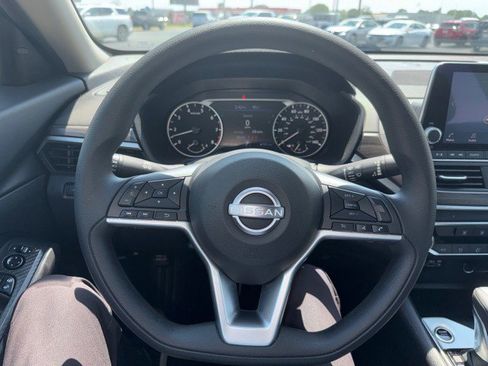 Used 2025 Nissan Altima 2.5 SV FWD image 17