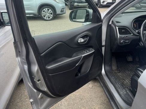 Used 2019 Jeep Cherokee Latitude Plus w/ Cold Weather Group image 20