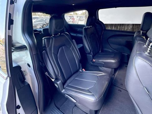Used 2026 Chrysler Pacifica Select image 32