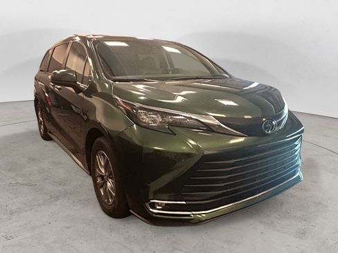 Certified 2024 Toyota Sienna XLE image 7