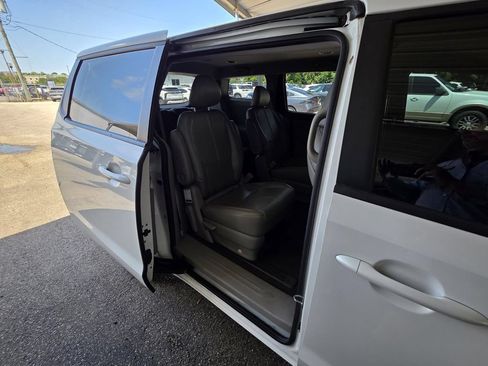 Used 2020 Kia Sedona L FWD image 12