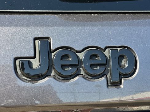 Used 2018 Jeep Grand Cherokee Altitude RWD image 28