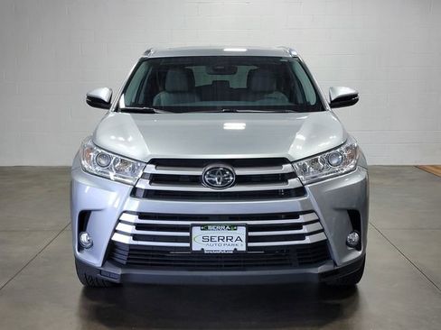Used 2019 Toyota Highlander XLE AWD/4WD image 3