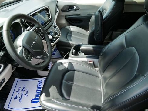 Used 2023 Chrysler Pacifica Touring-L FWD image 7