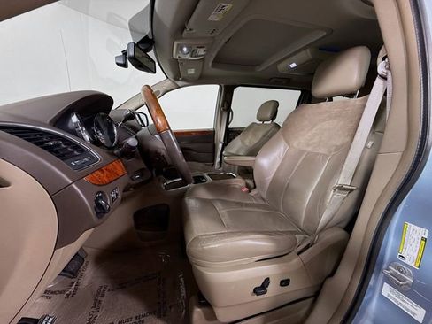 Used 2013 Chrysler Town & Country Limited w/ Luxury Group FWD image 11