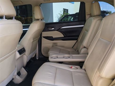 Used 2018 Toyota Highlander XLE image 17