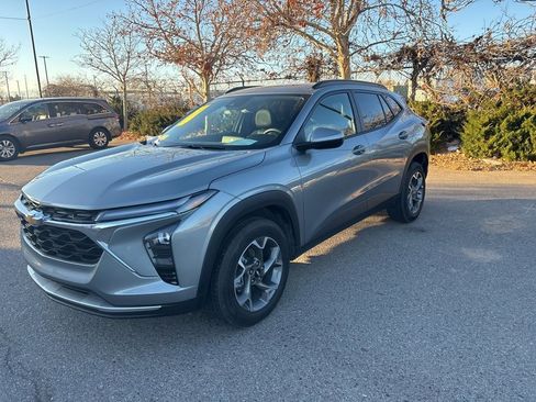 Certified 2025 Chevrolet Trax LT w/ Driver Confidence Package image 4