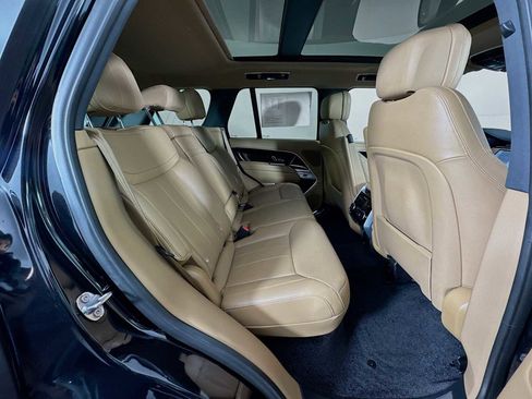 Used 2025 Land Rover Range Rover SE image 27