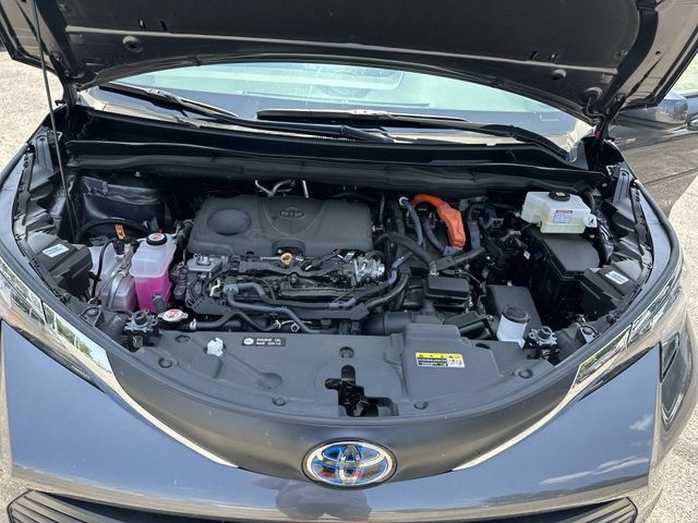 Used 2025 Toyota Sienna LE AWD/4WD image 19