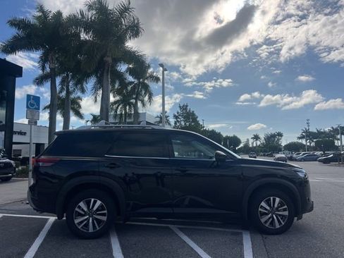 Used 2025 Nissan Pathfinder SL w/ Black Appearance Package image 7